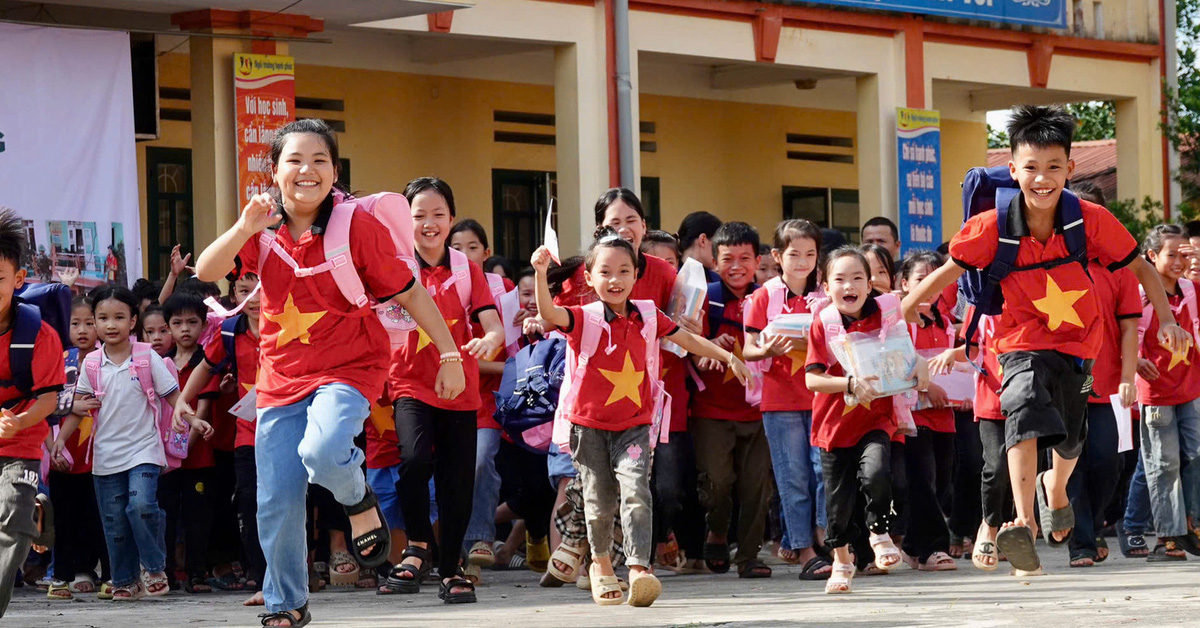 Ba lô mới, vở bút mới và nụ cười của học sinh vùng lũ Trấn Yên