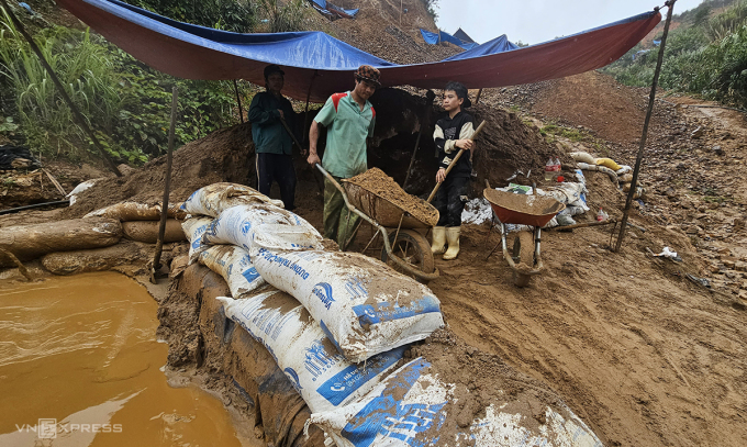 Los mineros de oro llevan el mineral al clarificador para extraer oro. Foto: Dac Thanh