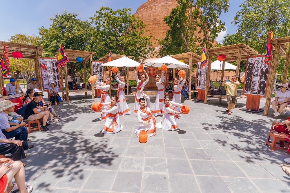 Fascinado por las elegantes danzas de cerámica del pueblo Cham    