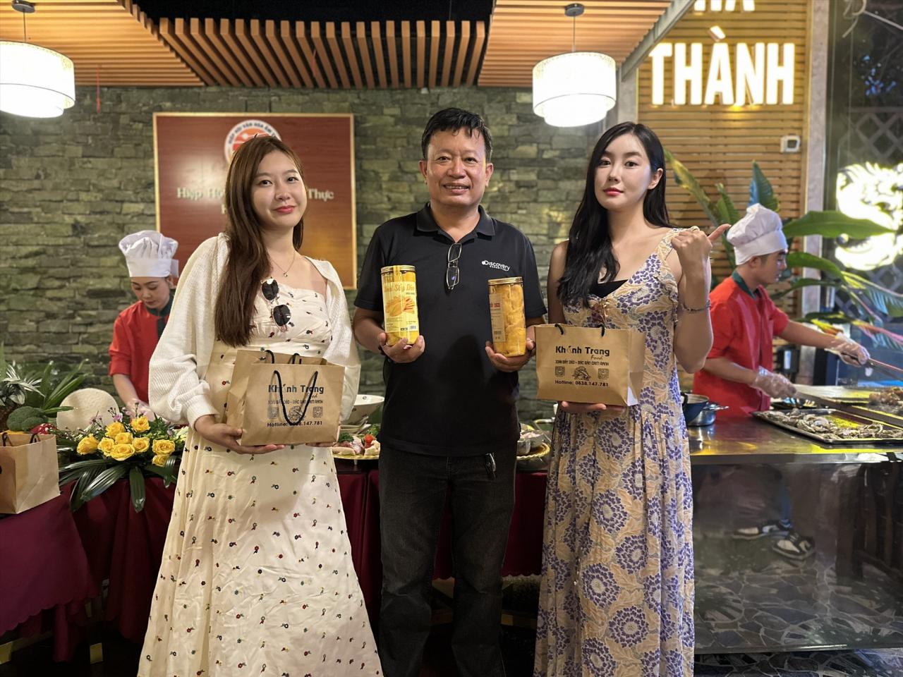 Miss Lee Seung Hyun und der Zweitplatzierte Choi Jung Yoon machten bei ihrer Ankunft in Nha Trang ein Erinnerungsfoto. Foto: Chien Tran