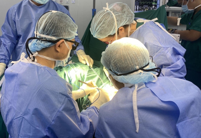 Dr. Nguyen Anh Dung and the team of Cardiovascular and Thoracic surgeons performed femoral artery bypass surgery for the patient. Photo: Tam Anh Hospital