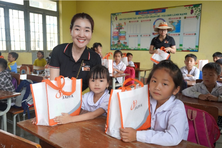 តំណាងក្រុមហ៊ុន Japfa បានប្រគល់អំណោយជាច្រើនដល់សិស្សសាលាបឋមសិក្សា Be Van Dan (ឃុំ Quang Phu ស្រុក Krong No ខេត្ត Dak Nong)។