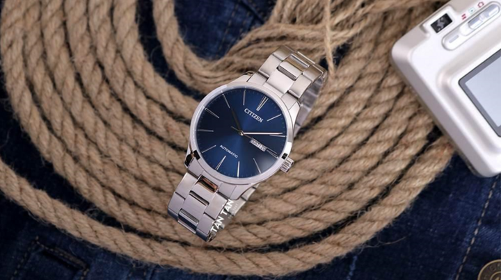 Đồng hồ nam Citizen NH8350-83L đến từ Nhật Bản sở hữu thiết kế giản đơn nhưng không kém phần sang trọng, mạnh mẽ với mức giá được cho là khá “mềm”.