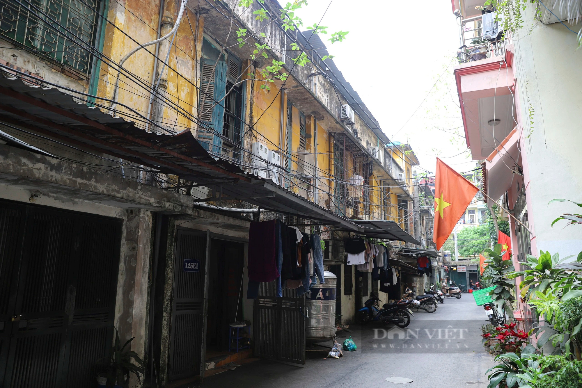 Bên trong khu tập thể tăm tối như trong hang, người dân ra vào phải khom lưng cúi đầu ở Hà Nội- Ảnh 1.