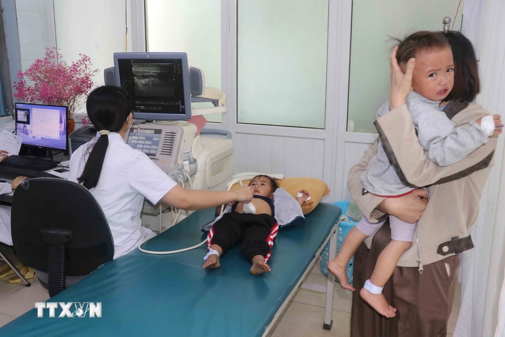 Los niños fueron examinados en el Hospital General Provincial de Lai Chau. (Foto: VNA)