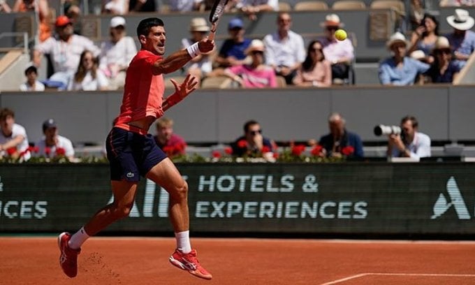 Novak Djokovic lors de sa victoire sur Juan Pablo Varillas au quatrième tour de Roland-Garros à Paris le 4 juin 2023. Photo : AP