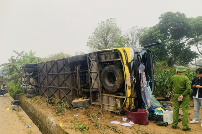 Autobús de pasajeros volcó en la Carretera Nacional 1A, 13 personas heridas foto 2