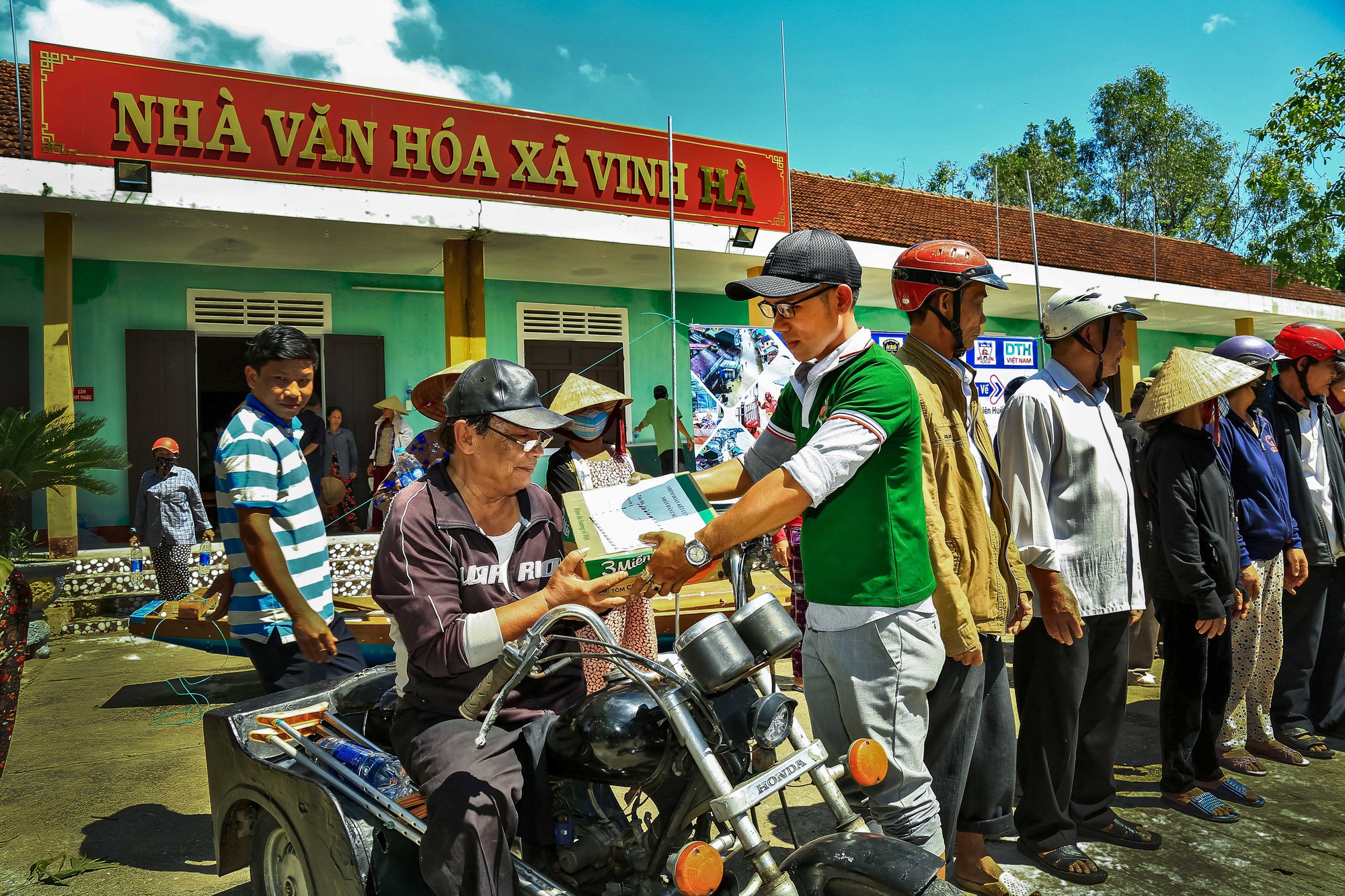 Ưu tiên trao quà cho người khuyết tật