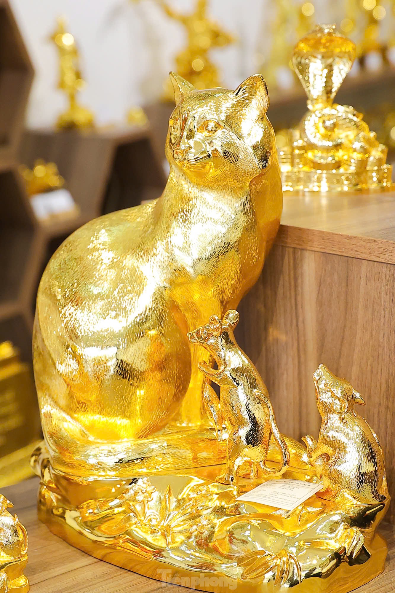 24K gold-plated statues of 12 zodiac animals sell well during Tet At Ty photo 6