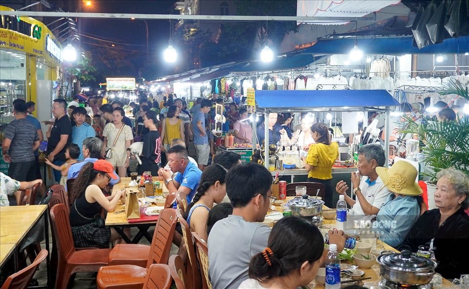 Phu Quoc night market is crowded. Photo: Nguyen Anh