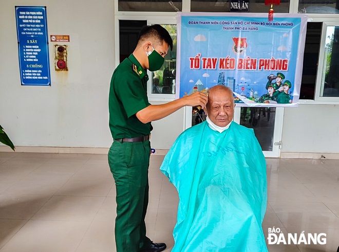Corte de cabello a adultos mayores en el Centro de Atención a Personas con Aportes Revolucionarios.