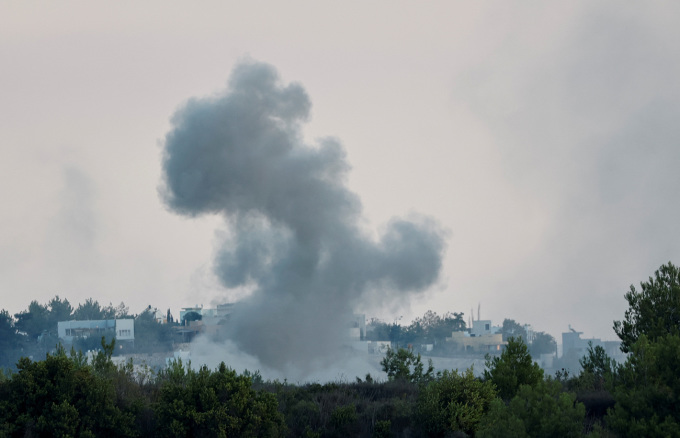 Khói bốc lên sau cuộc pháo kích của Israel vào ngôi làng biên giới Alma Al-Shaab, miền nam Lebanon, ngày 13/10. Ảnh: Reuters