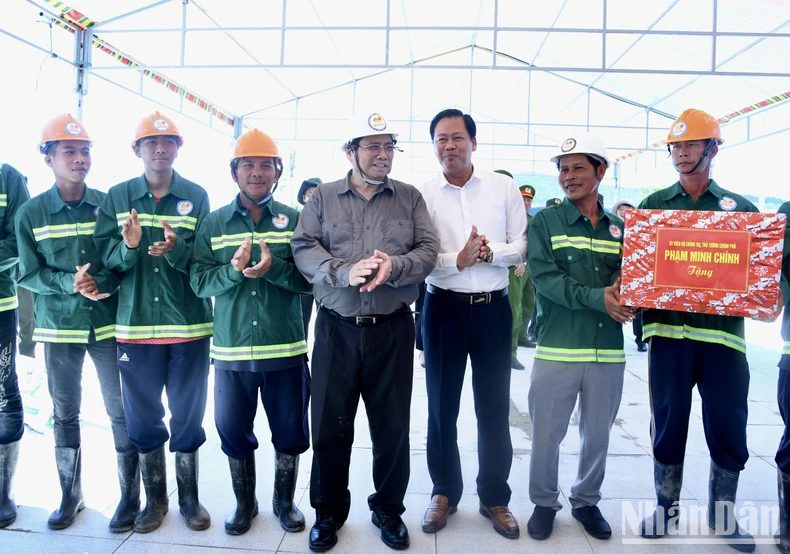 El primer ministro Pham Minh Chinh examina una serie de proyectos clave en Phu Quoc. Foto 3