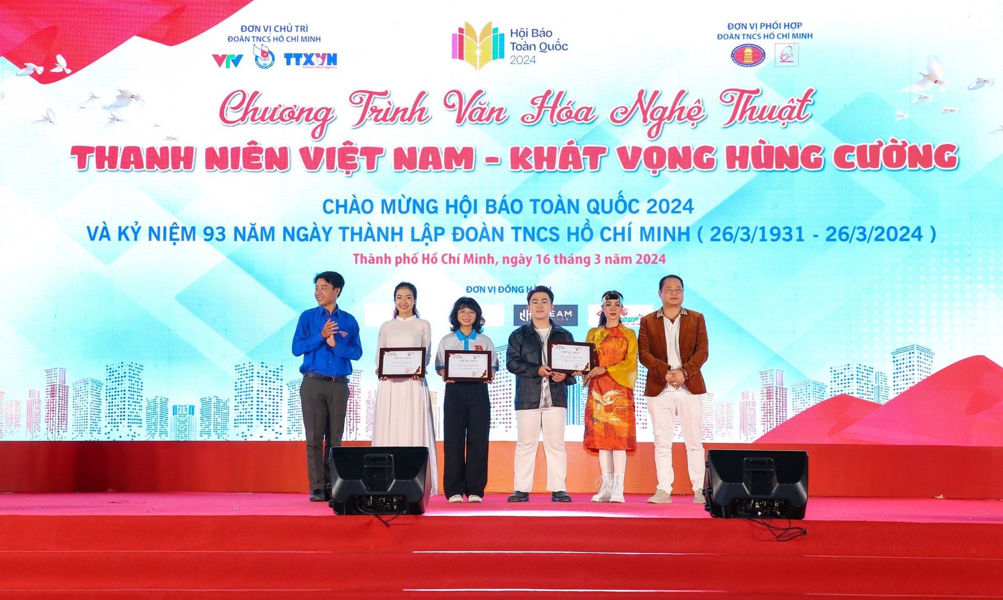 chuong trinh van hoa nghe thuat thanh nien viet nam  khat vong hung cuong xuc dong va day tu hao hinh 4