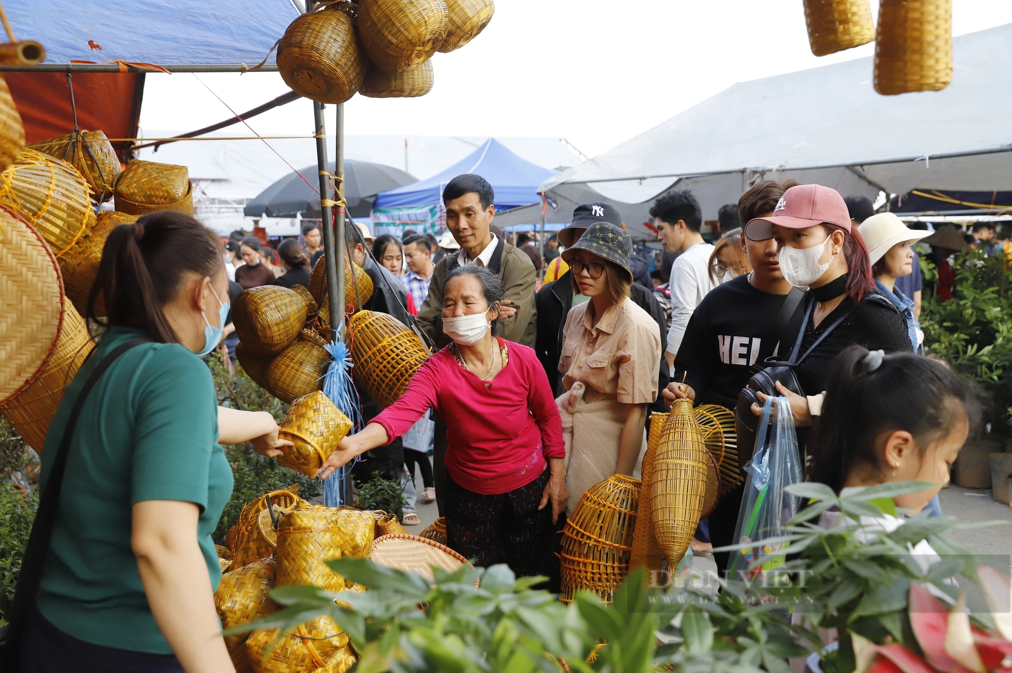 Vạn người đổ về chợ Viềng từ sớm, ngộp thở chen chúc để nhích từng mét vào Phủ Dầy- Ảnh 4.