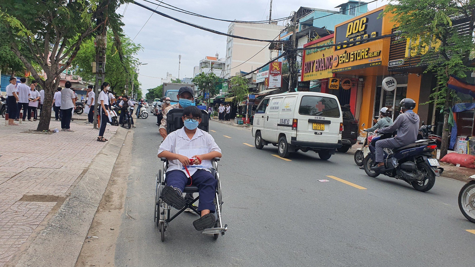 Con bật khóc sau giờ thi văn vào lớp 10: Ba, mẹ ở đây rồi! - Ảnh 13.