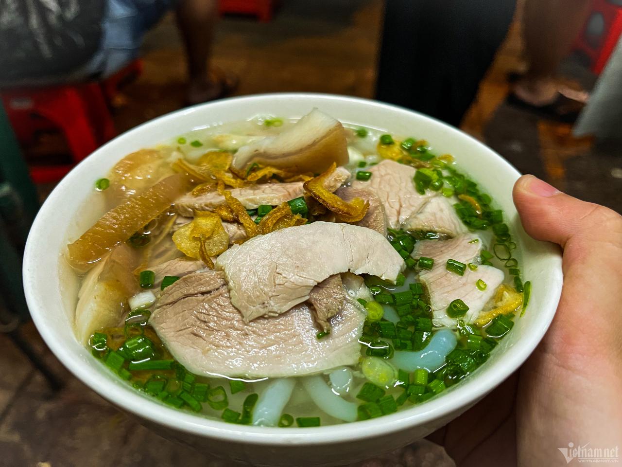 „Geister-Nudelsuppe“ war um Mitternacht in Ho-Chi-Minh-Stadt voll mit Kunden, man befürchtete, dass sie gleich nach der Eröffnung ausverkauft sein würde