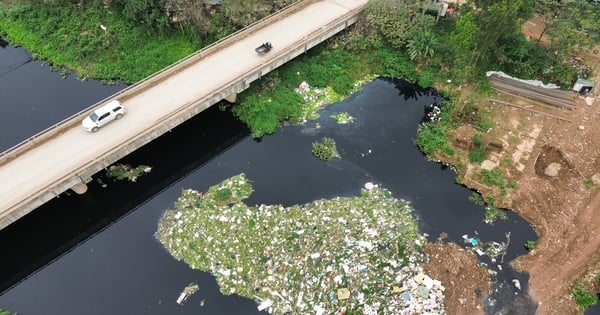 Primer plano del río Nhue contaminado, el Ministerio de Agricultura acaba de proponer una solución para reactivarlo