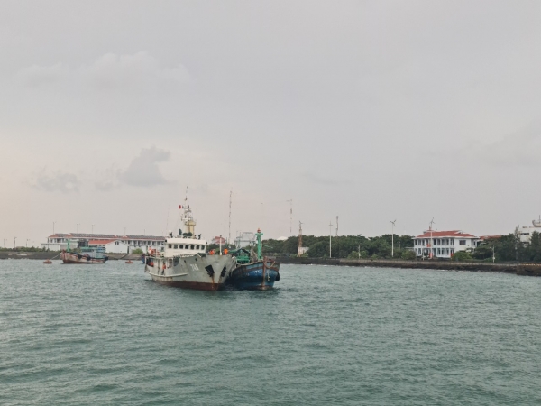 L'escadron 129 sauve un bateau de pêche de la province de Binh Dinh en panne de moteur dans la mer de Truong Sa