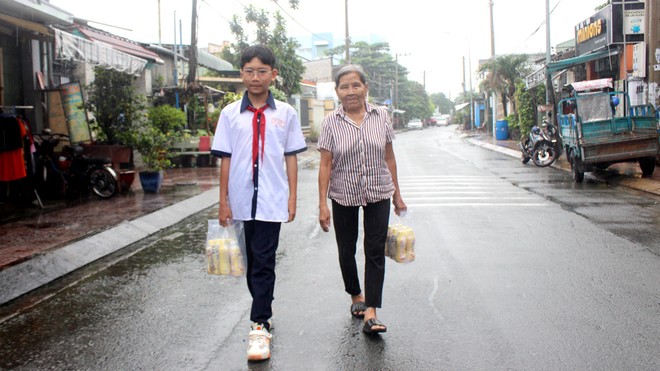 Những phần quà nối trọn yêu thương góp phần chia sẻ khó khăn, nâng bước cho các em học sinh tới trường và vững bước trong cuộc sống