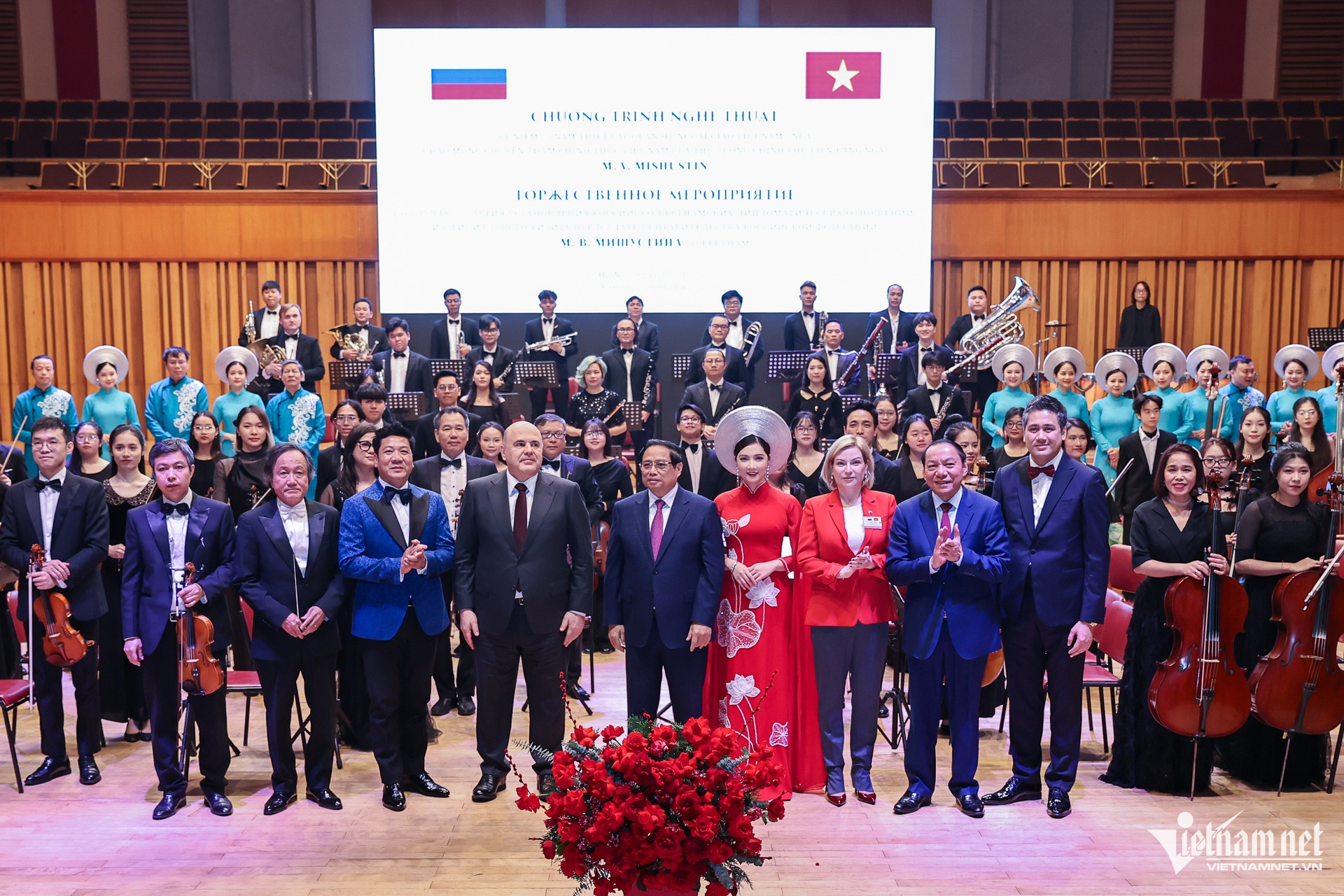 The two Prime Ministers of Vietnam and Russia listen to Hue Royal Court music and Russian classical music.