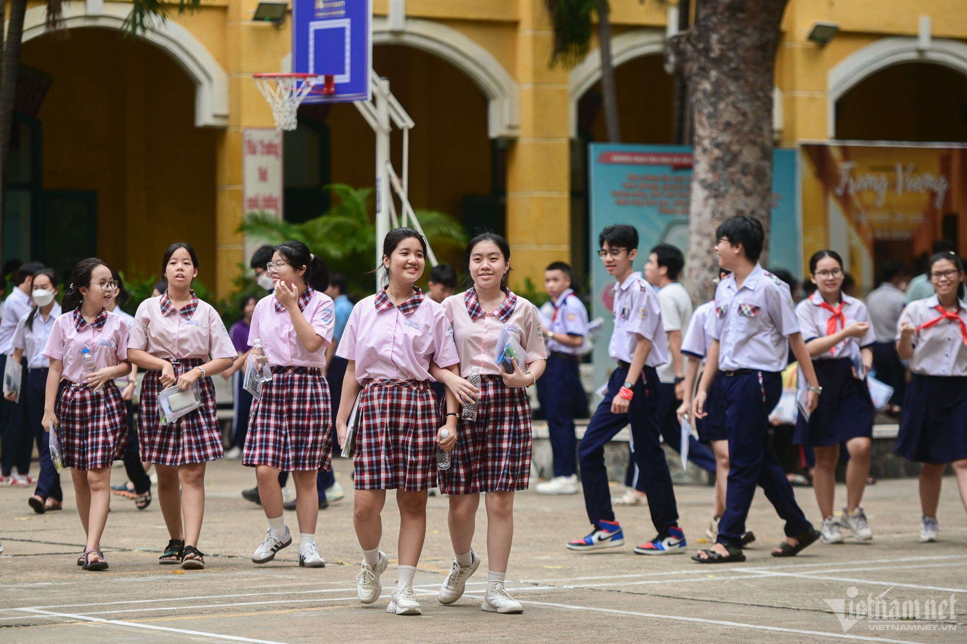 วิชาวรรณคดีในการสอบรับวุฒิม.6 ปีการศึกษา 2567 มีผู้สมัคร 2 คน ได้คะแนน 10 คะแนน