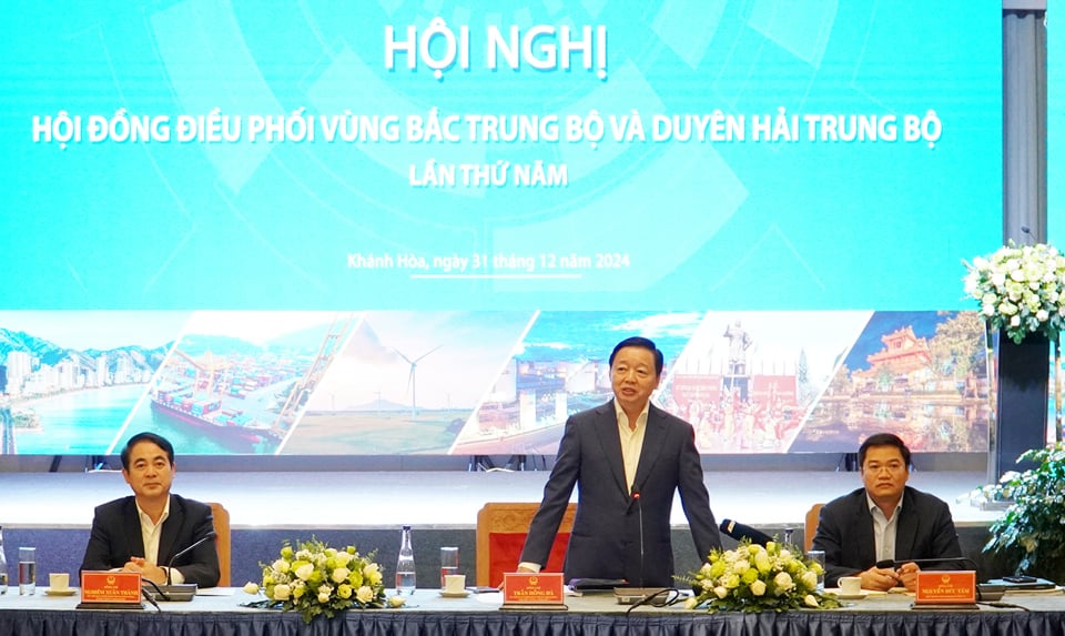 Deputy Prime Minister Tran Hong Ha - Chairman of the Coordination Council for the North Central and Central Coastal Regions chaired the Conference. Photo: Trung Nhan.