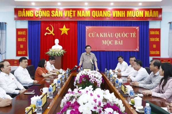 National Assembly Chairman Vuong Dinh Hue visits and works at Moc Bai International Border Gate