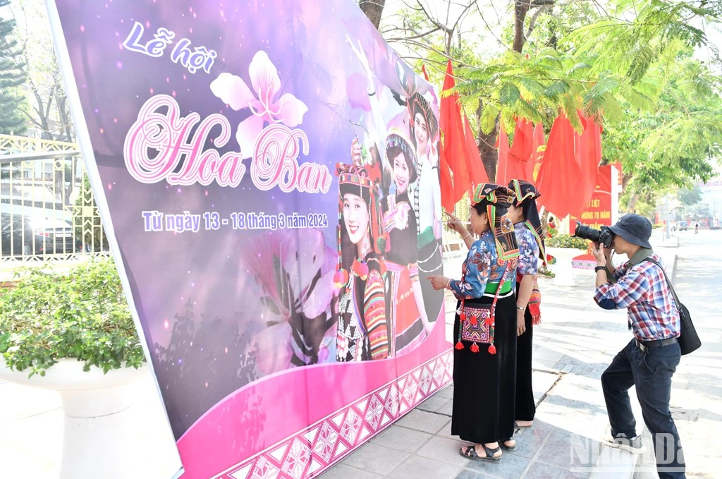 [Photo] Dien Bien Phu streets are bright with flags and flowers to welcome Dien Bien National Tourism Year 2024 photo 8