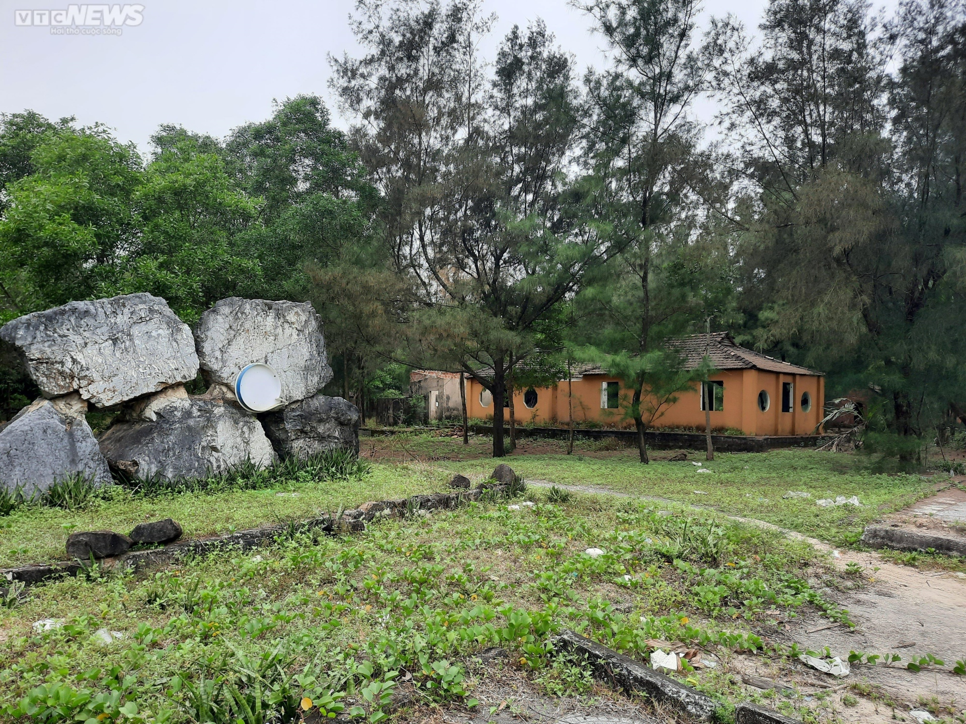 Complejo turístico abandonado valorado en más de 342 mil millones de VND en medio de un bosque de pinos a lo largo de la costa de Quang Tri - 1