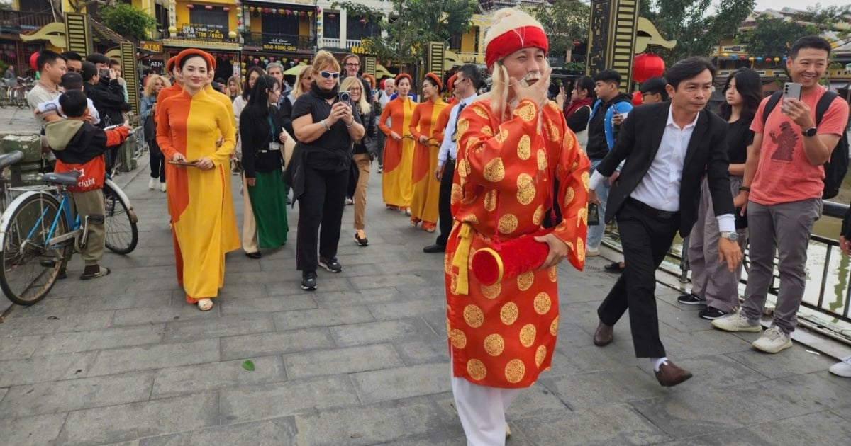 Una delegación de visitantes "inicia obras" en Hoi An y Binh Dinh para dar la bienvenida al nuevo año 2025