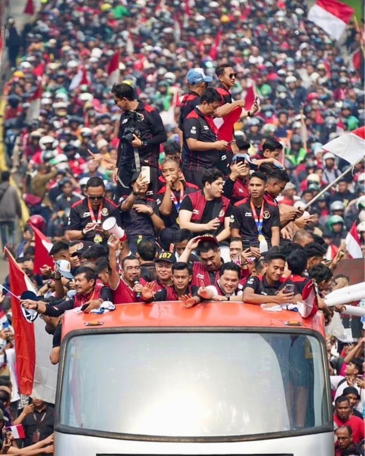 Multitudes de personas salieron a las calles para celebrar la victoria de Indonesia Sub-22 en los 32º Juegos del Sudeste Asiático - 1