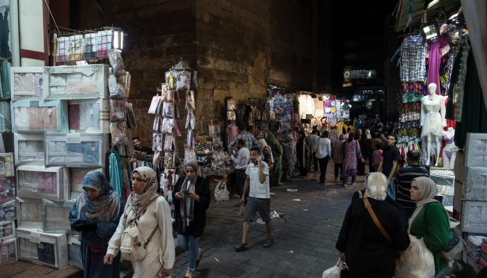 الحر والصعوبات الاقتصادية.. ضربة مزدوجة للمصريين