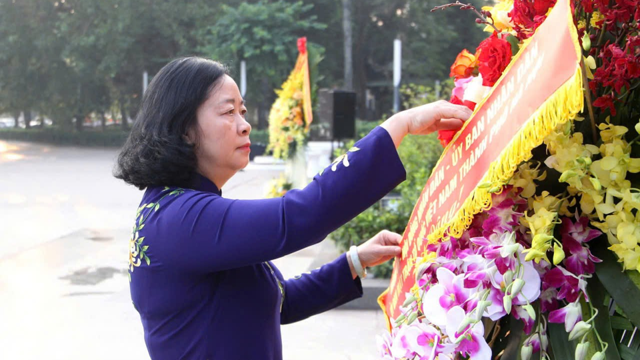 Politiker aus Hanoi legen Blumen zum Gedenken an den 107. Jahrestag der russischen Oktoberrevolution nieder.