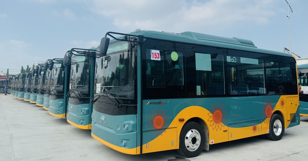 Primer plano de los autobuses eléctricos que prestan servicio en la línea 1 del metro a su llegada a la ciudad de Ho Chi Minh