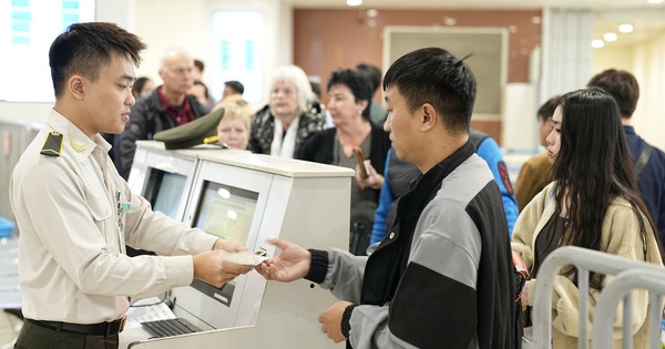 Durante la temporada alta del Año Nuevo Lunar, el aeropuerto de Noi Bai puede recibir hasta 100.000 pasajeros