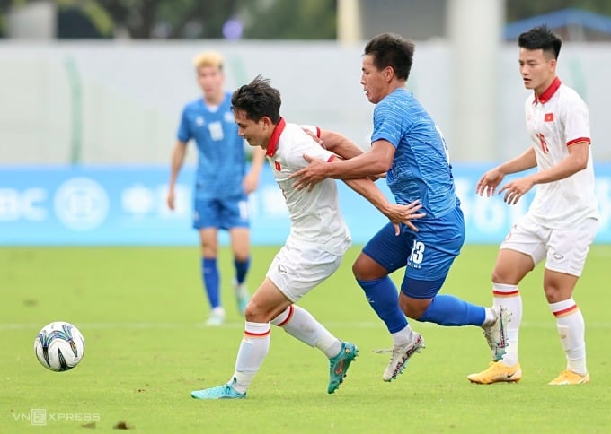 Nguyen Duc Phu (white shirt left) is one of three Vietnamese players who received yellow cards in the 4-2 win over Mongolia.