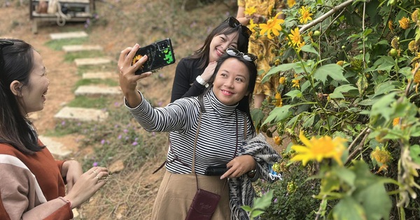 Vietnamese tourists look for places to escape the sun on the occasion of April 30 and May 1