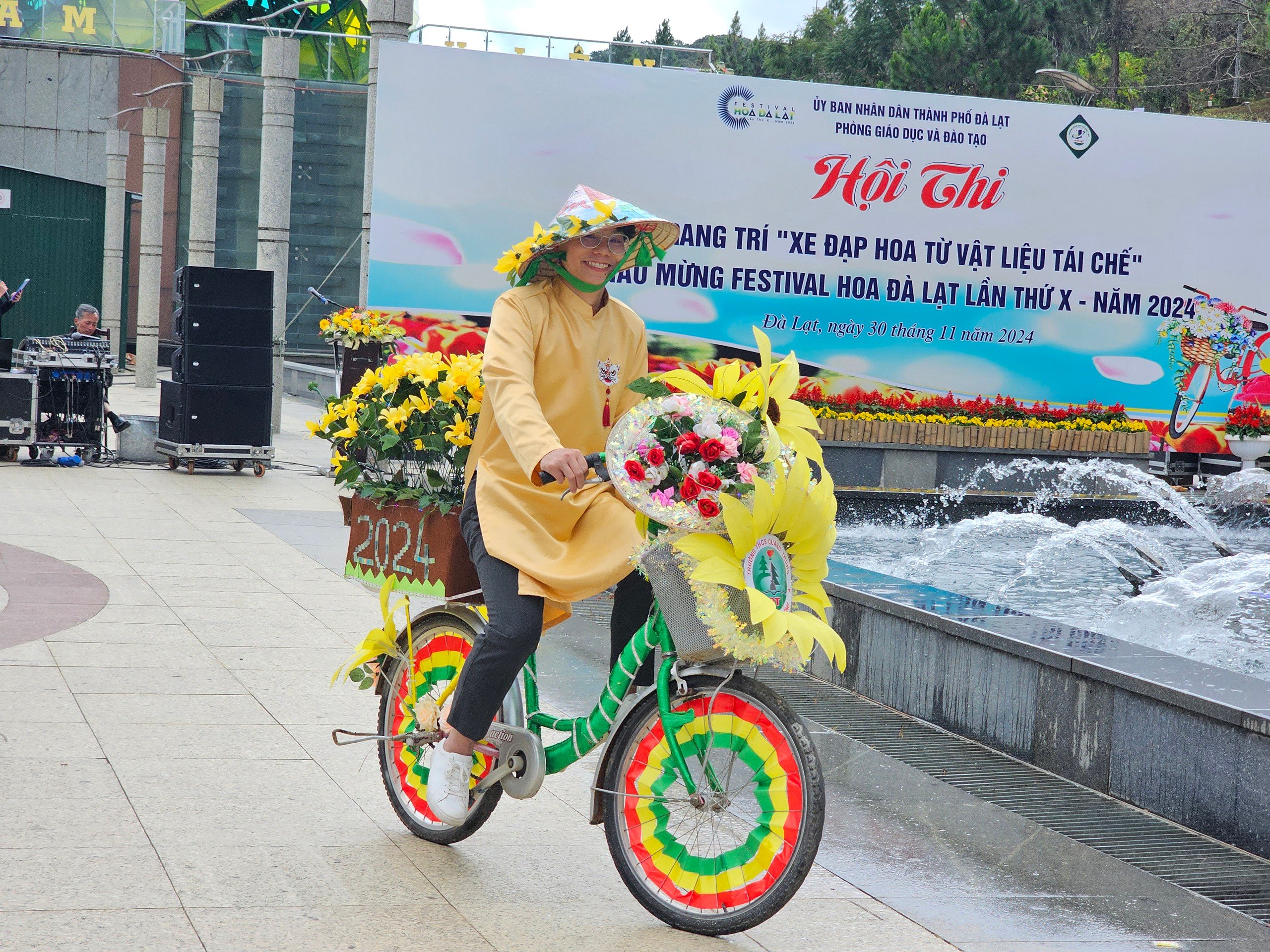 Giáo viên thành phố Festival hoa thi trang trí xe đạp hoa- Ảnh 7.