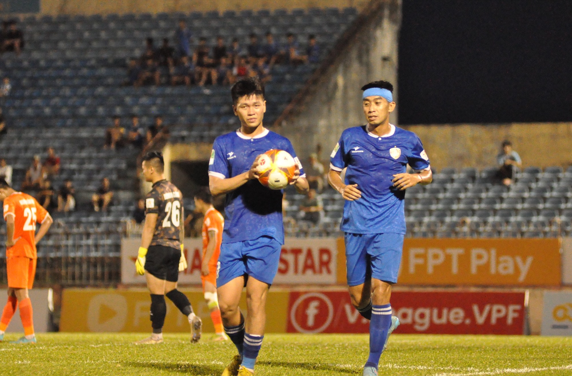 Van Toan (the one holding the ball) was full of emotion after scoring the goal. Photo: T.V