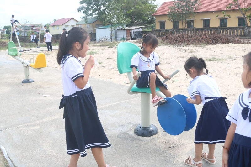 Los estudiantes de la zona costera de Dien Huong tienen más áreas de juegos al aire libre y zonas de ejercicio gracias a recursos específicos.