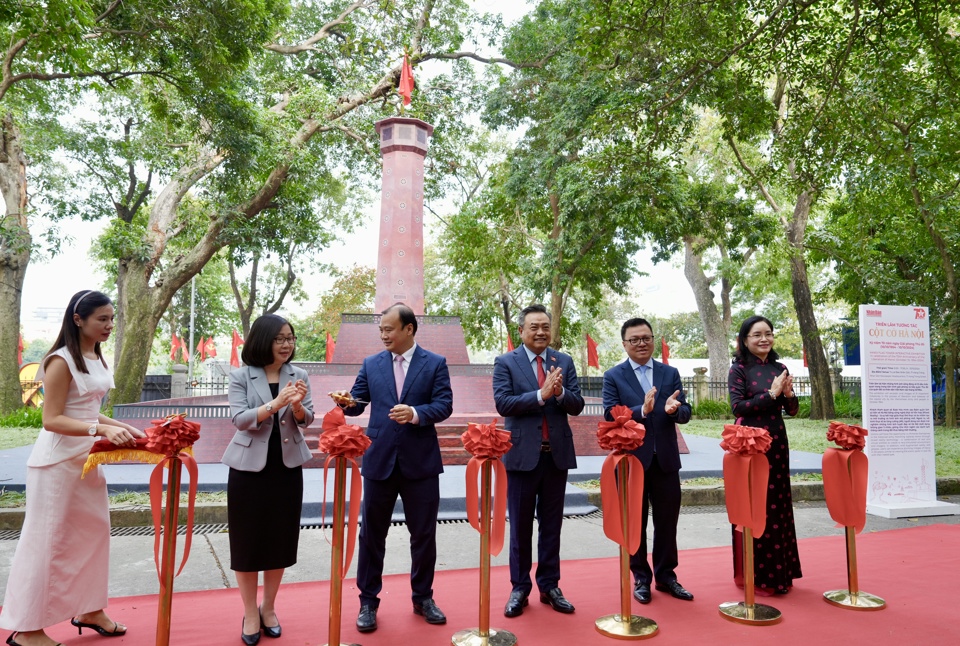 គណៈប្រតិភូកាត់ខ្សែបូដើម្បីបើកការតាំងពិព័រណ៍។