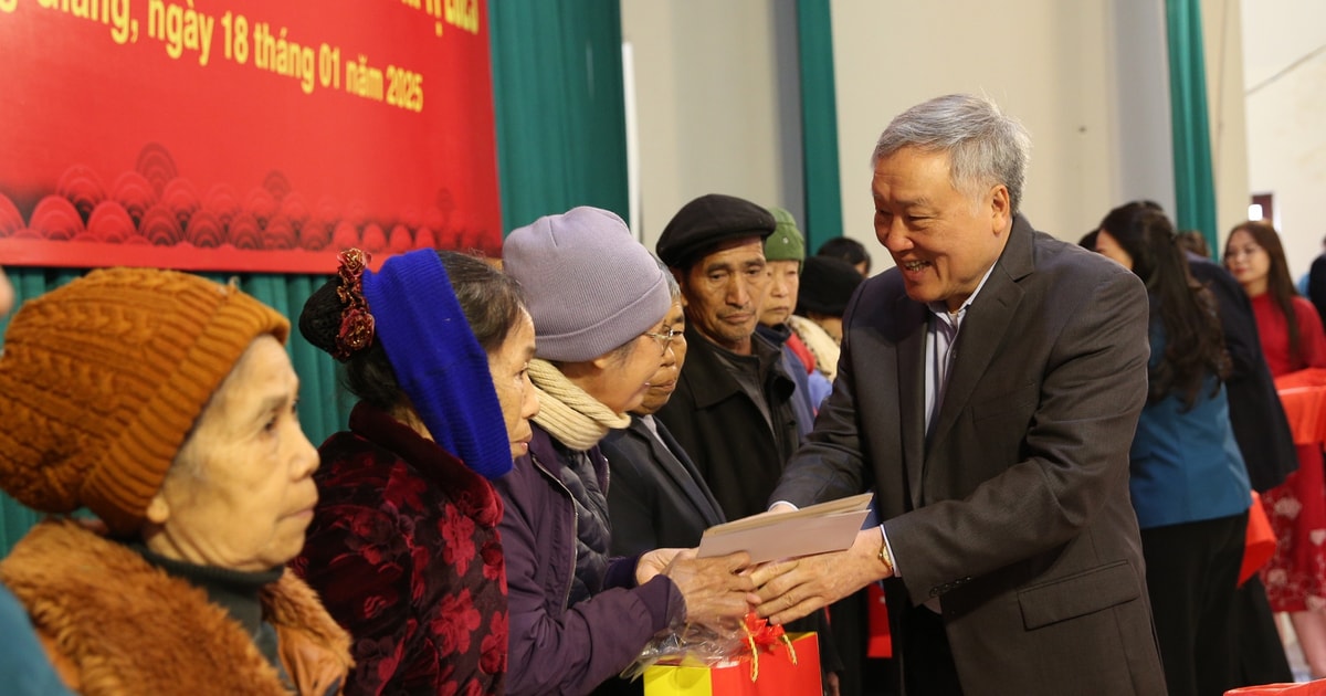 Ständiger stellvertretender Premierminister Nguyen Hoa Binh besucht die Provinz Bac Giang und überreicht dort Tet-Geschenke