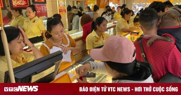 El precio del oro vuelve a subir y la gente en Ho Chi Minh se apresura a vender.