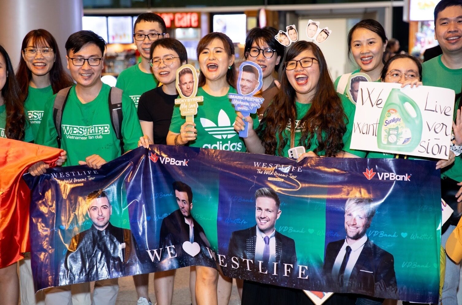 Nhóm Westlife thân thiện vẫy tay chào fan khi đến Việt Nam - 1