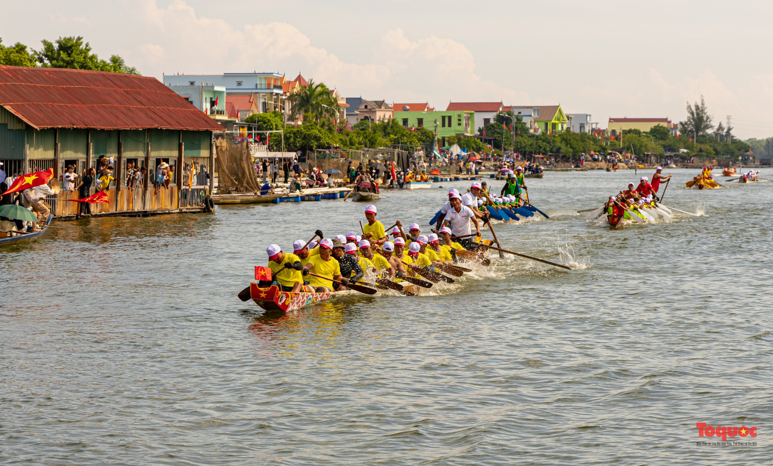 Hào hững lễ hội đua bơi cầu 