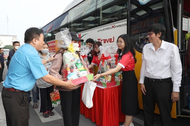 Un représentant de Saigon Co.op a offert des cadeaux du Têt aux passagers du joyeux voyage en bus.