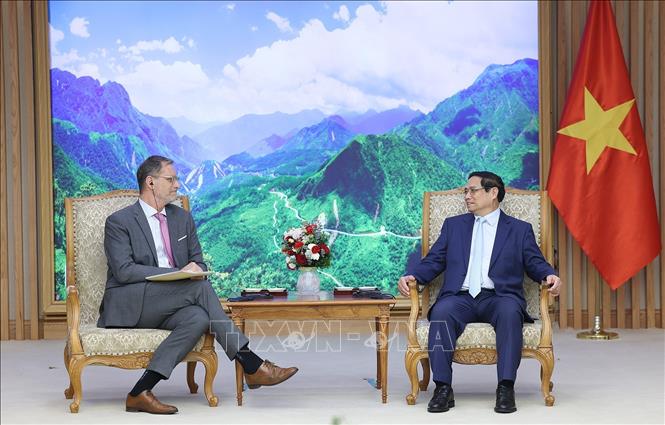 El primer ministro Pham Minh Chinh recibe al embajador francés Olivier Brochet