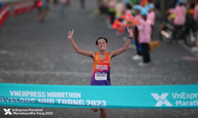 Nakajima rejoices before reaching the finish line at VnExpress Marathon Marvelous Nha Trang 2023. Photo: Lam Thoa