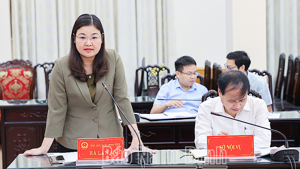 省人民委員会のハ・ラン・アン副委員長が会議で講演した。写真: ナムディン新聞